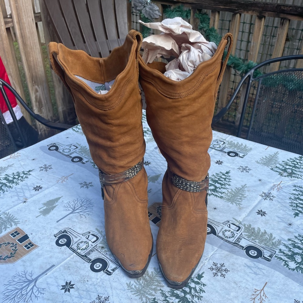 Retro style leather boots with feather accents!Slightly worn & comfortable.